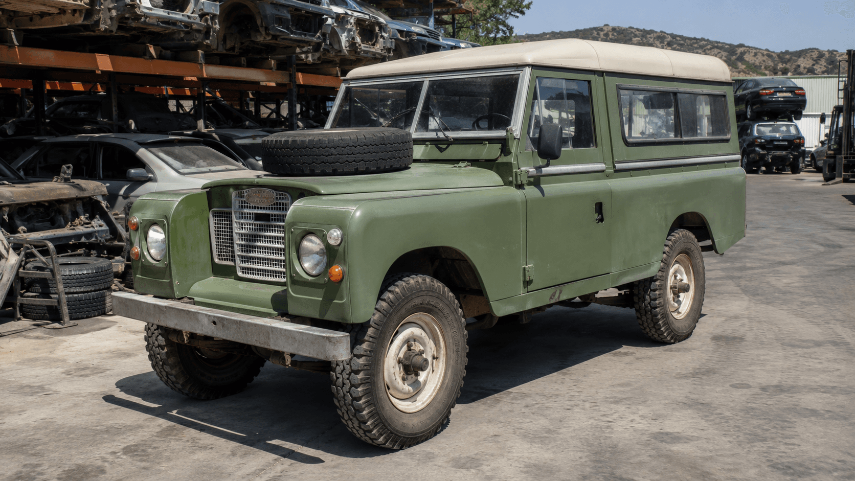 Land Rover Santana clásico en desguace autorizado con recambios disponibles