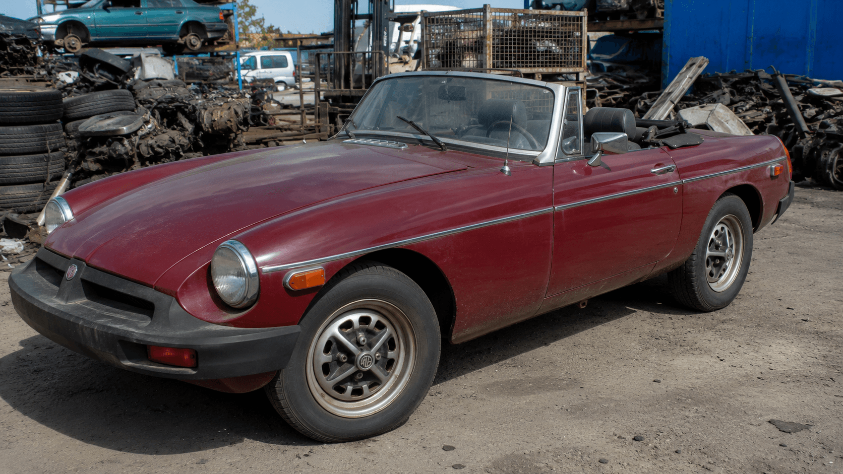 MG descapotable clásico en desguace autorizado con recambios disponibles